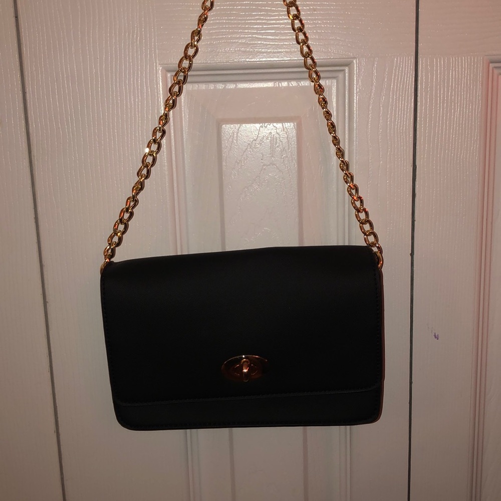 Small bag with short gold chain